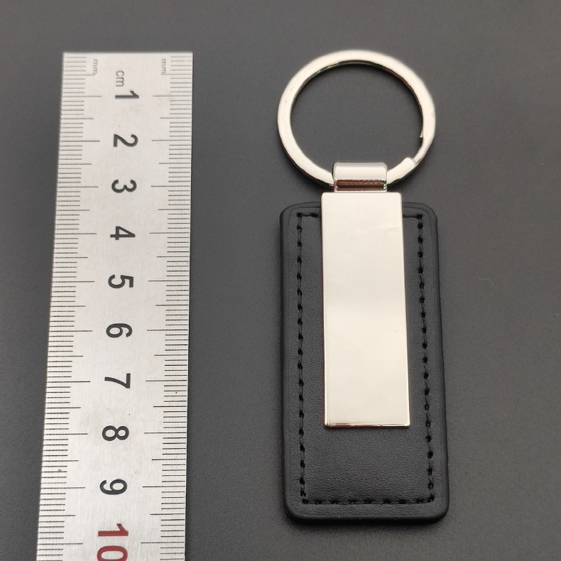 亜鉛合金製のプレートが付いたレザー製キーチェーン。車のキーリ - Men Accessories All のレビューと価格